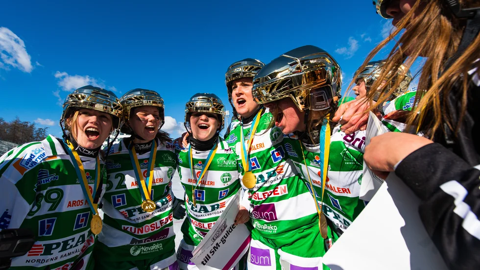 Emelie Åkerlund (längst till vänster) från Åtvidaberg fick vinna sitt första SM-guld i bandy när Västerås SK slog Skutskär med 4-3 i finalen.