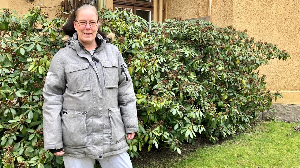 Sjukvården och vården inom kommunerna är i stort behov av extra personal. Det fick Elinor Carlsson, som är utbildad undersköterska, att bland annat söka jobb på Region Sörmland. 