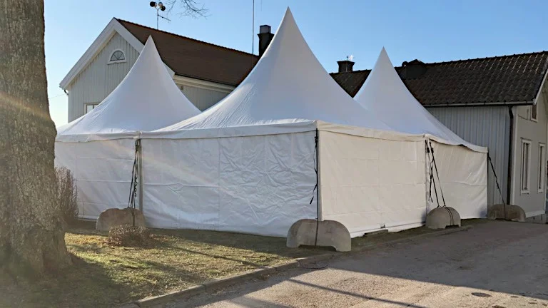I parken bredvid Öregrunds vårdcentral har ett tält slagits upp där patienter med luftvägsinfektion som behöver vård kommer att tas emot. 