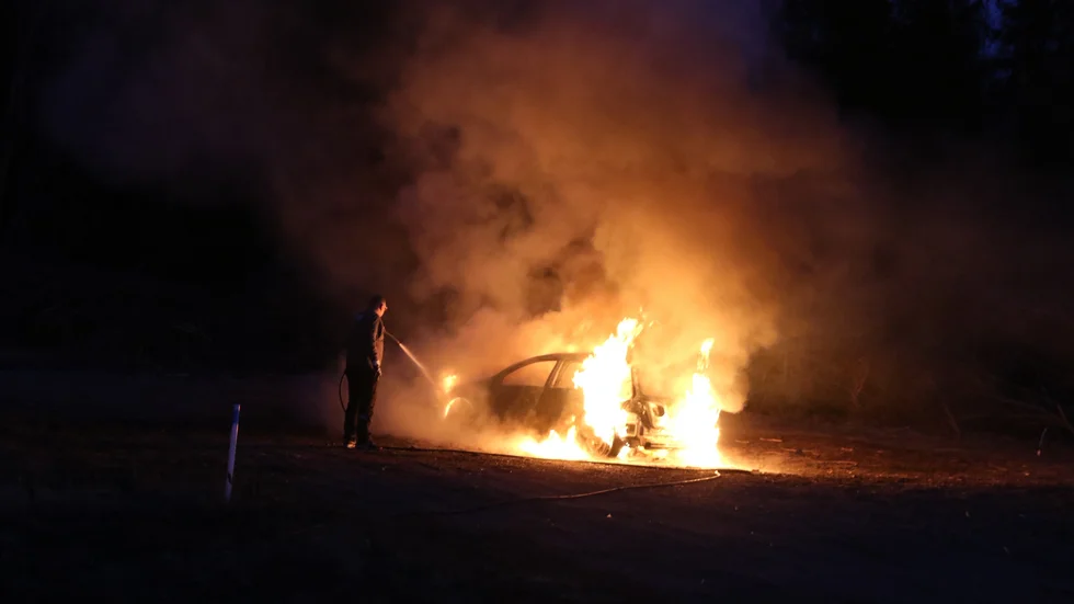 Brandförsvaret larmades om den brinnande bilen på kvällen den 26 mars. 