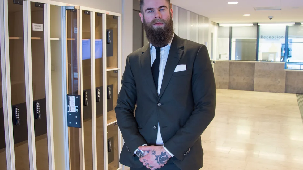 Advokat Magnus Söderlind säger att hans klient förnekar brott. 