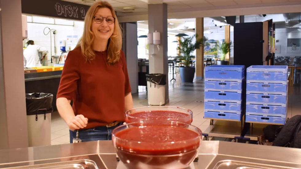 Anna Nyström arbetar med den nya matsedeln. Hon lovar att pannkaka med sylt ska finnas kvar, som här strax ska serveras i en skola. 