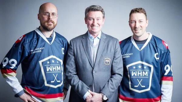 Wayne Gretzky, i mitten, tillsammans med Pär Hultgren och Tomas Nordström, Gold Town Games.