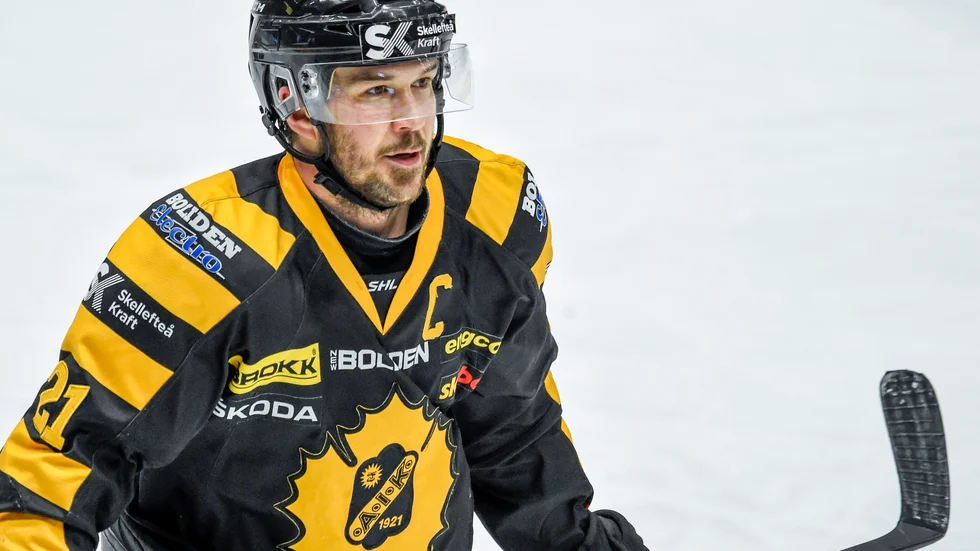 AIK:s största genom tiderna lägger skridskorna på hyllan. Jimmie Ericssons skada från förra året var för svår. I mitten av december bestämde sig Ericsson och lämnar ett stort hål efter sig.