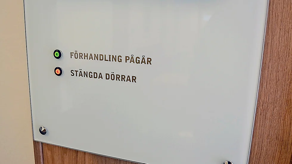 Vid rättegången orkade inte målsäganden möta den misstänkte. Under förhören befann de sig aldrig i samma rättssal utan i ett angränsande rum, så kallad medhörning.