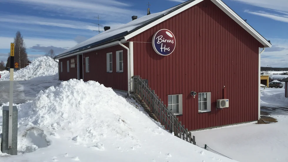 Den 29 april skulle Bärens hus i Glommersträsk invigas. Nu läggs det på is på obestämd tid.