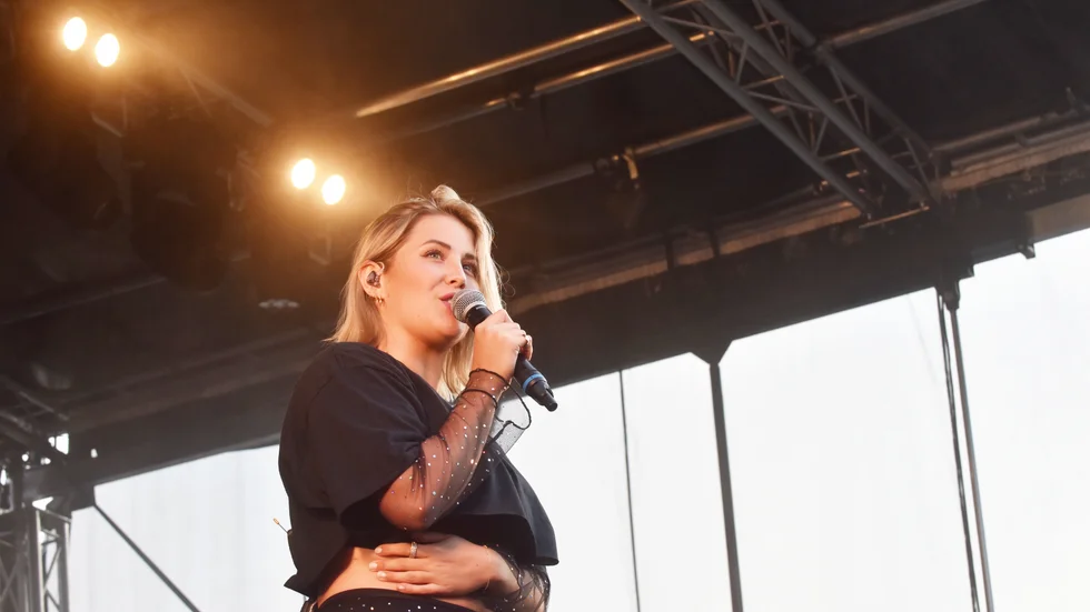 Molly Sandén under spelningen på Bryggarbacken i Skellefteå i juni.