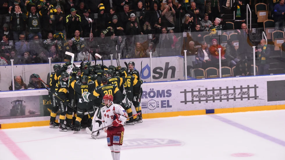 Fullsatt och publikfest. Björklöven besegrade Modo med 3–2 efter sudden death. Löven vände underläge 0–2 till seger i en kokande hemmahall.