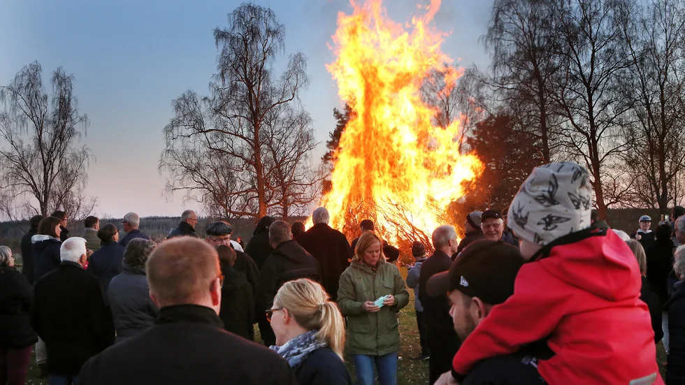 I år blir det inget firande i Djursdala. Här är en bild från 2017 års majbrasa i Djursdala. 
