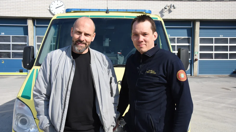 Brandmännen Urban Nilsson och Fredric Lundqvist rycker ut som ambulansförare under coronapandemin.