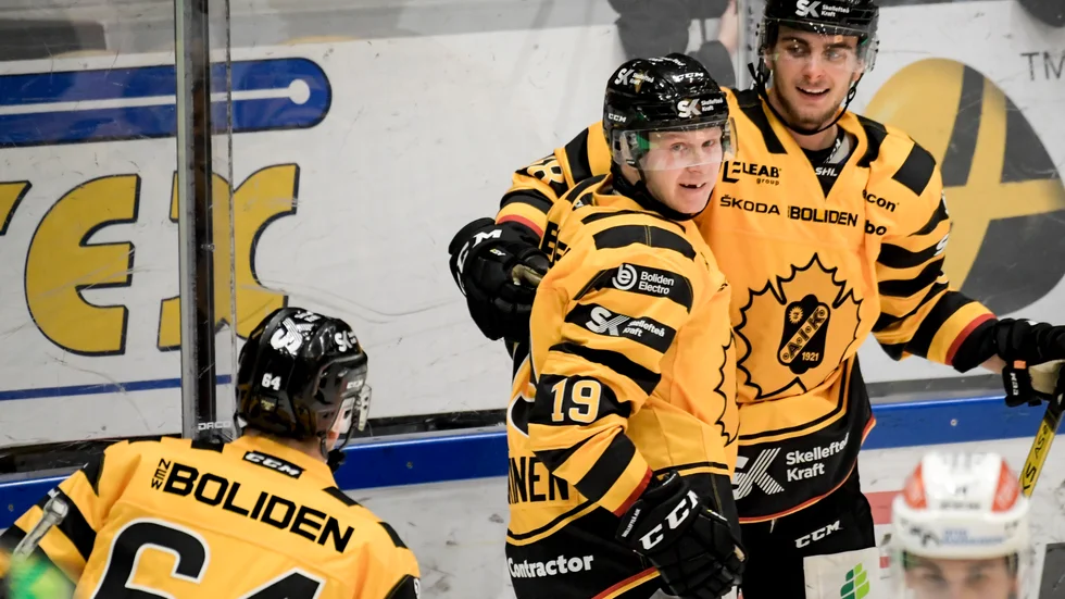 Jacob Olofsson till höger i bild firar med Tuomas Kiiskinen efter att AIK har tagit ledningen med 3–1. AIK vann till slut med 4–3 och lagets tre juniorer imponerade dagar innan JVM-uttagningen blir offentlig på onsdag.