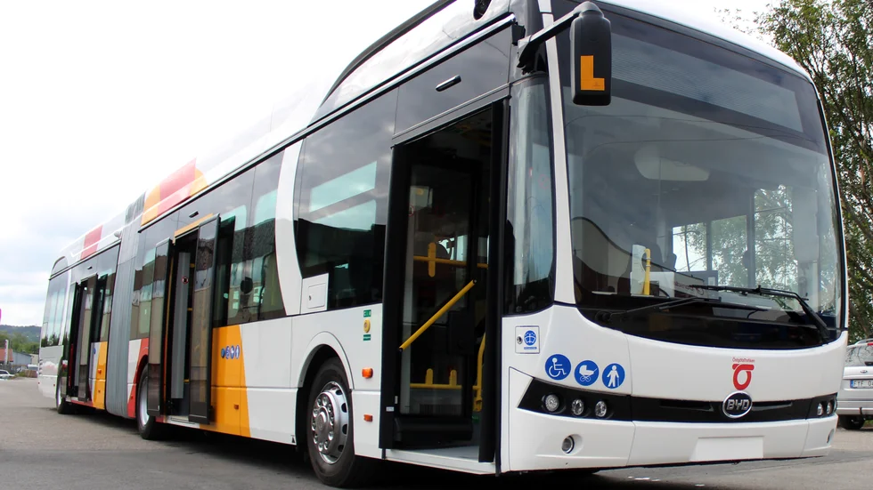 För sex miljoner kronor får du en 16,5 meter lång ledbuss med en räckvidd på 20-25 mil per laddning.