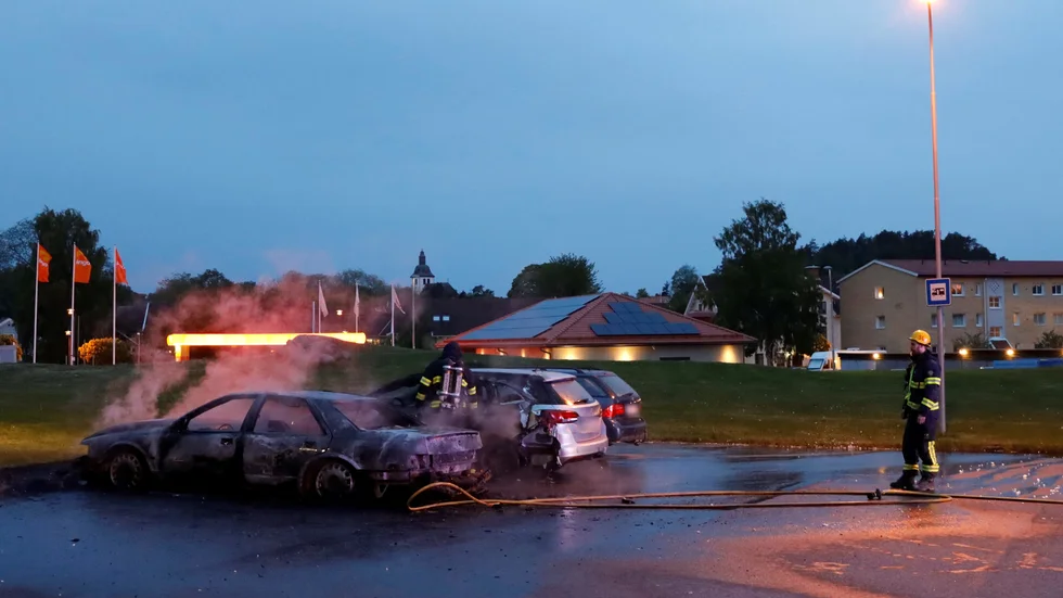 Mitt i natten hörde Mukhtar Shikh AlAred och hans mamma en smäll. Polis, räddningstjänst och ambulans larmades med anledning av en brand i ett fordon på Östgötagatan, Kisa.