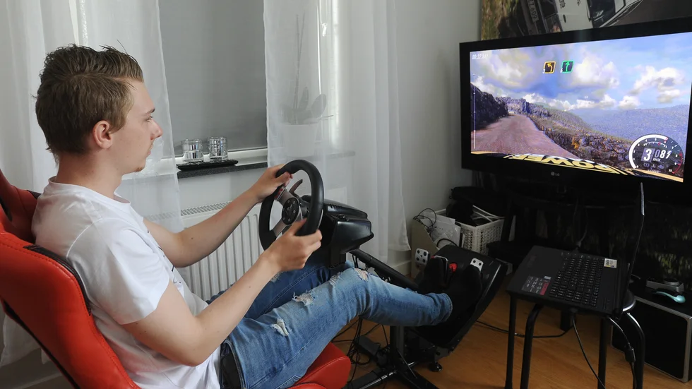 SMK Nyköpings Andreas Hultström har inte kunnat köra en enda rallytävling i år. Han har fått nöja sig med det första svenska mästerskapet i virtuellt rally.