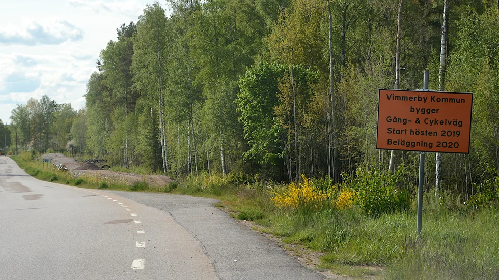 GC-vägen utmed Storgatan i Gullringen är en av de mest segslitna frågorna i kommunen. I Minst 15 år har ortsborna krävt att den ska byggas. 2018 togs beslutet. 2019 började byggnationen. Nu står det stilla.