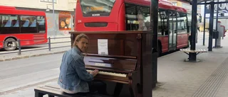 TV: Mystiskt piano i centrum – hör spontana hyllningen