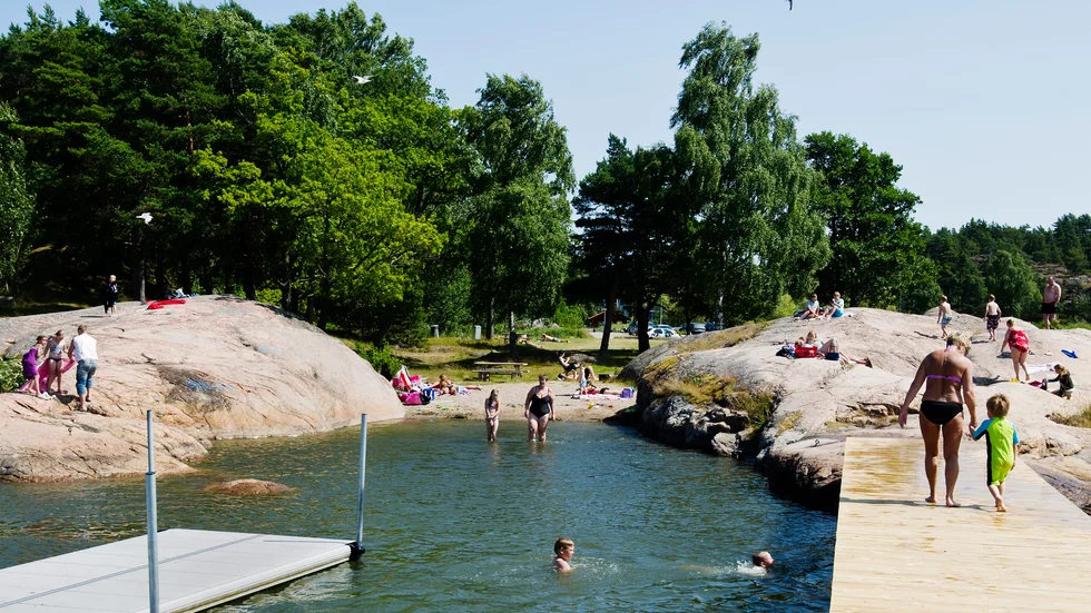 Stenviksbadet, Oxelösund. Stenvik är ett välbesökt havsbad på gång- och cykelavstånd från Oxelösund centrum. Som namnet antyder kan man solbada på både klippor och sandstrand. Platsen är populär bland barnfamiljer som uppskattar närheten till lekplats och riktiga toaletter. Däremot finns det ingen försäljning på plats så se till att packa en ordentlig matsäck. 