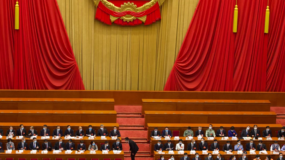 Delegater på nationella folkkongressen i Peking samlas för session, iklädda munskydd.