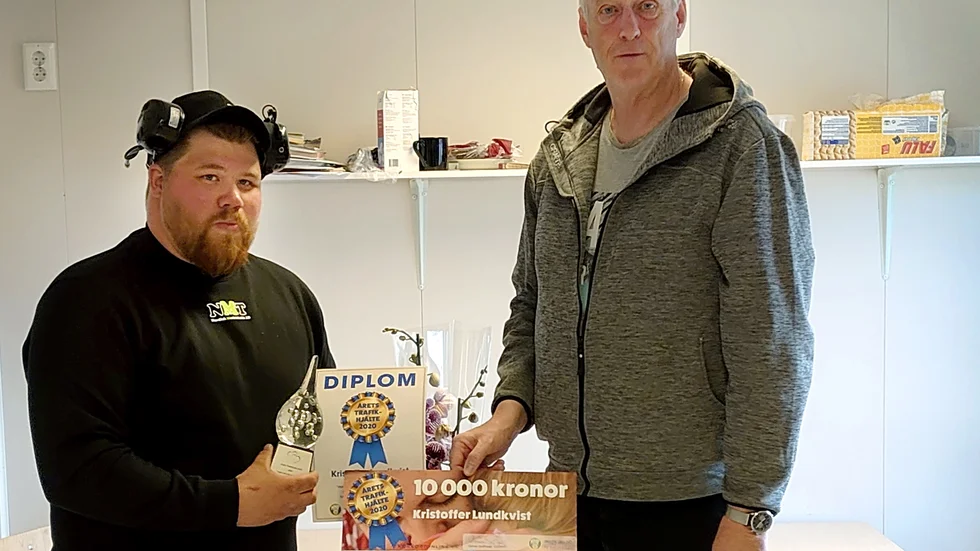 Kristoffer Lundkvist från Rosvik stoppade en rattfyllerist och fick därför ta emot MHF:s pris Årets trafikhjälte av Anders Marklund.