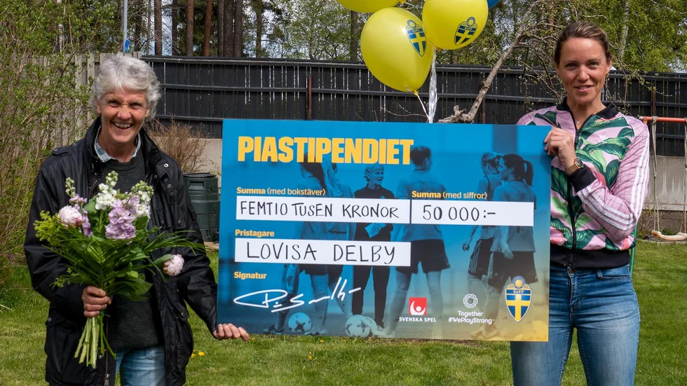 Pia Sundhage delade ut stipendie till Lovisa Delby från Uppsala Fotboll.