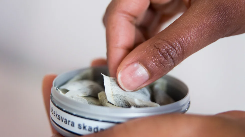 Snusande svenskar kan hjälpa till att förstå varför vissa inte drabbas av allvarliga komplikationer av covid-19. Arkivbild.