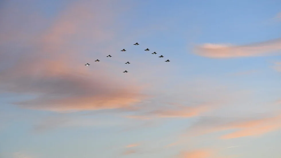 Försvarsmaktens årliga julgransflygning var tänkt att passera Västervik vid 14.15, enligt måndagens planering. 