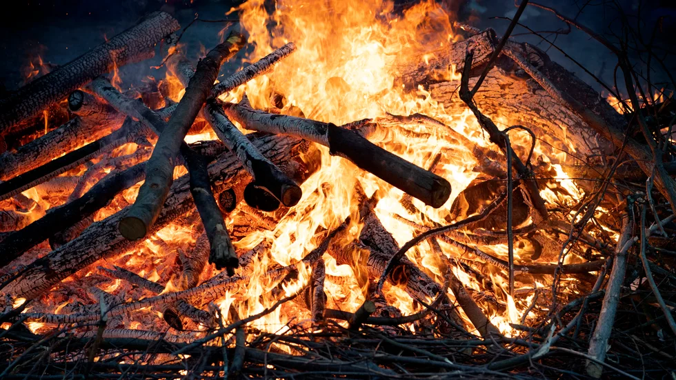 Räddningstjänsten avråder från eldning. För mindre majbrasor krävs inget tillstånd, men om det är en allmän sammankomst eller offentlig tillställning måste man ha polistillstånd.