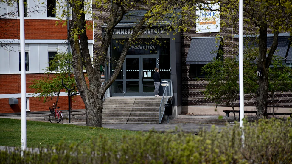 Gymnasieskolan i vimmerby har i det närmaste varit öde sen mitten av mars. Som situationen ser ut nu tyder det mesta på att det är en tom skolgård som möter de nyklcäkta studenterna den 12 juni...