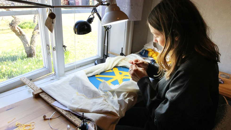 Som brodös åt Handarbetets vänner broderar Jennie Jakobsson åtta timmar om dagen.