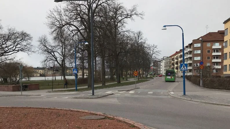 I den här rondellen vid Klosters kyrka i Eskilstuna blev en cyklist påkörd i december. Nu har bilisten åtalats.