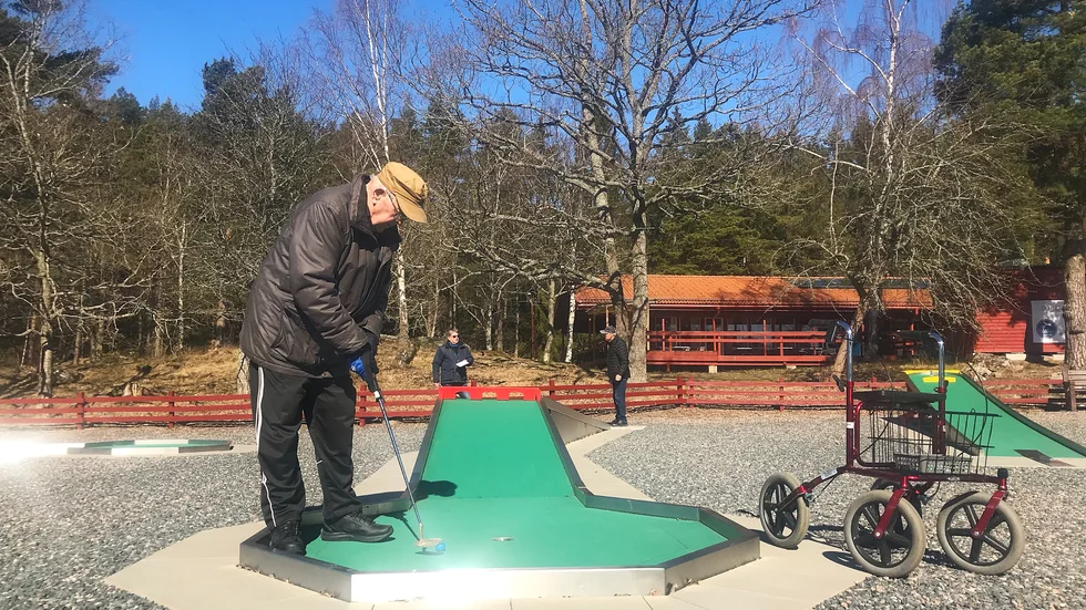 En stunds fokus - och sedan lättsamt småprat däremellan. Bangolfarna i SPF och PRO tycker att det går bra att hålla social distans till varandra vid Jogersös bangolfbana.