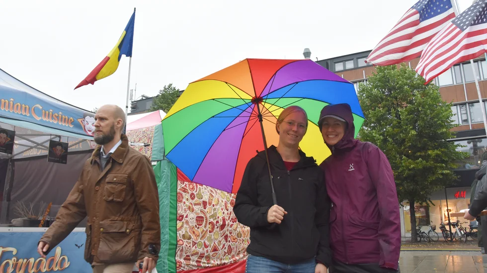 Therese Viklund och Caroline Kvande tog skydd under ett färgglatt paraply. 