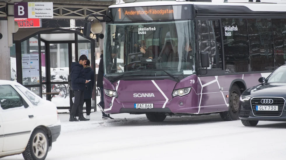 Passagerare köar vid en lokalbuss i Skellefteå