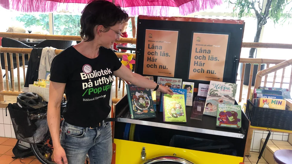 Katarzyna Kasprzyk och bibliotekscykeln Bibbi kan dyka upp lite varstans i Uppsala. En regning dag i fjol rullade de in på Fyrishov. 