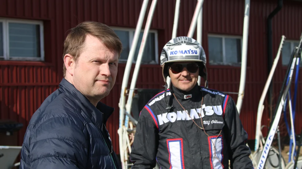Per Lundkvist, tidigare ägare till dubble Olympiatravsvinnaren Scandal Play, och kusken Ulf Ohlsson. Ett par av de som gärna sett Norrbottenshästen Makethemark i V75-finalen, lördag.