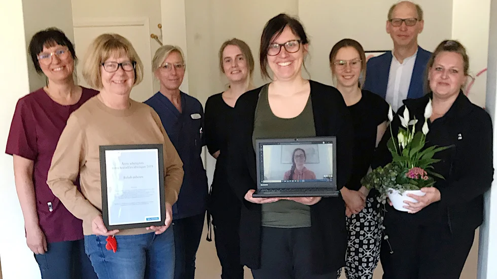 Personalen på Rehab har utsetts till årets arbetsplats. Lina Martinsson, Carin Sörmark Östh, Angela Hägg, Isabelle Almér, Kristina Magnusson, Frida Danielsson Emma Fors och Lina Arvidsson (i datorn) tog emot priset av Per-inge Pettersson.