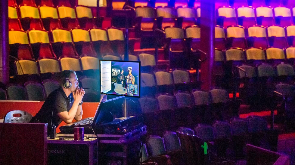 Strömmade konserter ges för tomma läktare och utan biljettintäkter. 