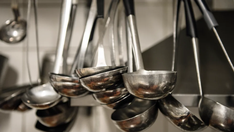 Mannen som åtalas för misshandel hade suttit ute på framsidan av restaurangen, men gick sedan in i köket där en familjemedlem till honom försökte avvisa honom men möttes av knytnävsslag i ansiktet.