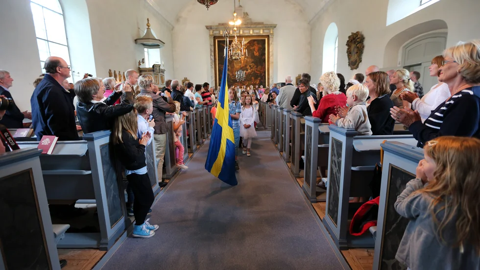 Att fira en skolavslutning i kyrkan handlar inte om någon religiös väckelse och borde därför inte vara så laddat, tycker krönikören.