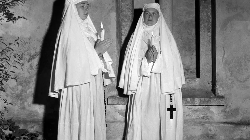 Bilderna kommer från Ruinspelen i Visby, fotograferade den 20 juli 1950, för snart 70 år sedan. Men vilka är skådespelarna som gestaltar dessa nunnor i musikskådespelet.