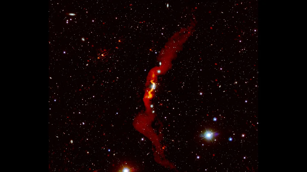 Galaxen 3C31 sträcker sig över tre miljoner ljusår. I den här bilden kombineras en bild tagen med Lofar (i rött) med ett fotografi tagen i synligt ljus. 3C31 ligger omkring 209 miljoner ljusår bort i stjärnbilden Fiskarna.
