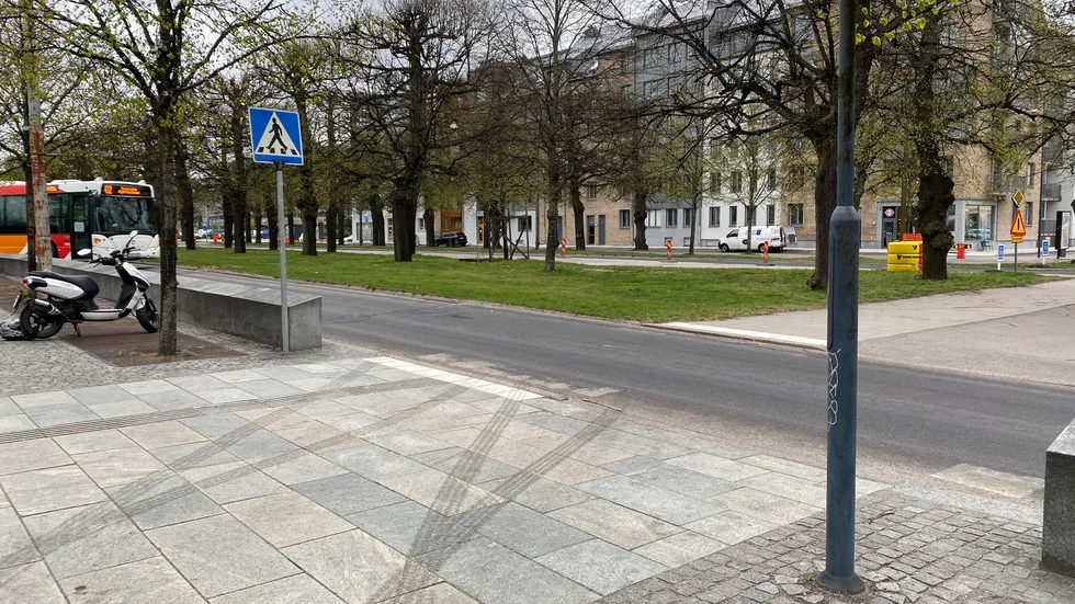 När mannen gick över ett övergångställe på Norra promenaden började bilister tuta på honom. Han svarade då med att banka näven på framhuvarna och hotade en av förarna.