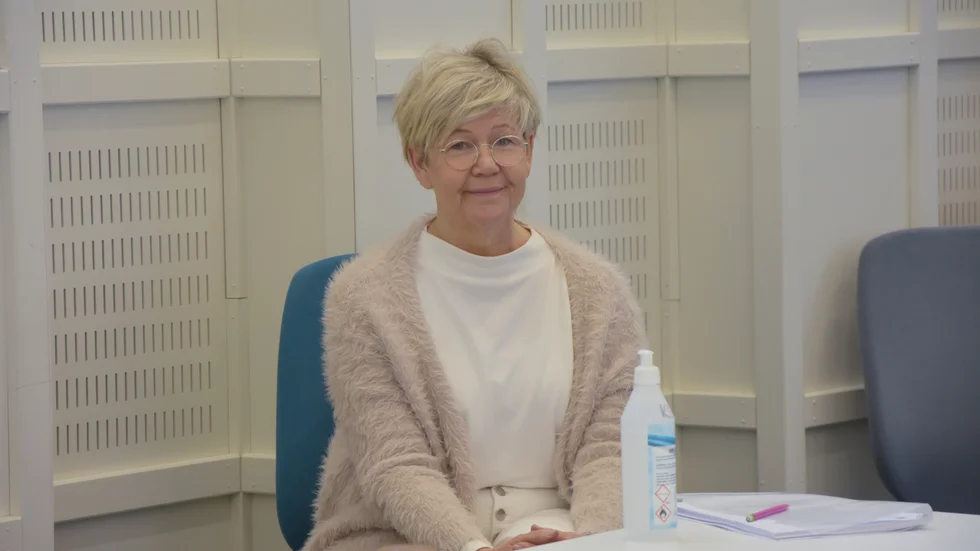 Antalet drabbade av covid-19 menar socialchefen Catharaina Liljeholm inte påverkar hur man ska skydda sig själv. Handhygien är fortfarande A och O samt att inte ta med händerna i ansiktet och nysa i armvecket.