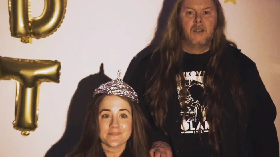 Kristine Gulbrandsen och Mattias Alkberg syns i musikvideon till "Förlorare", båda är också med i filmen om Alkberg som spelas in för tillfället.