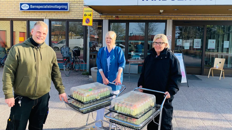 Så här såg det ut när Tomas Blom levererade smörgåstårta till vårdcentrum i Tierp. Nästa mål är 500 bitar med smårgåstårta till kommunens äldreboenden.
