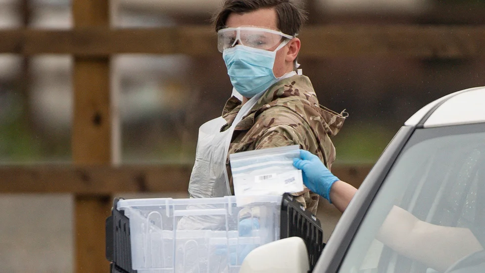 En brittisk militär samlar in tester för coronaviruset i Hereford i England.