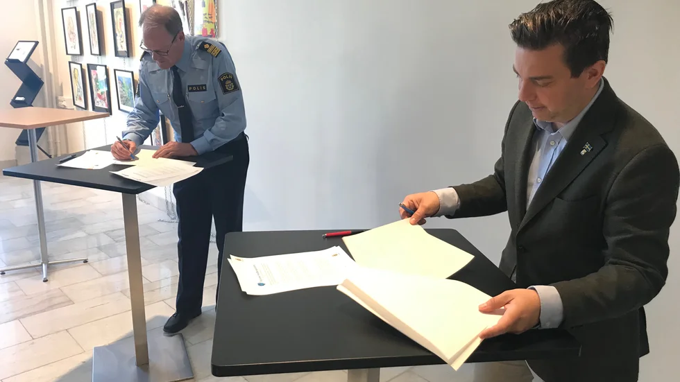 På torsdagen undertecknade lokalpolisområdeschefen Christer Sjöqvist och kommunstyrelsens ordförande Jimmy Jansson (S) ett nytt medborgarlöfte.