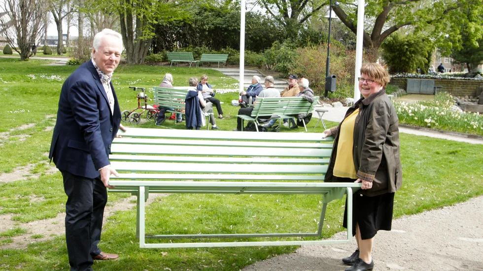 Onsdagsmorgonen inleddes med tynglyftning för Göran Dahlström (S) och Ulrica Truedsson (S). De möblerade om i Stadsparken för att underlätta utefika i coronatider.