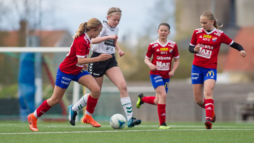 Spelglädjen var stor när VGIF:s och Borens F13-lag äntligen fick spela match igen. VGIF vann nu seriepremiären med 7-2.