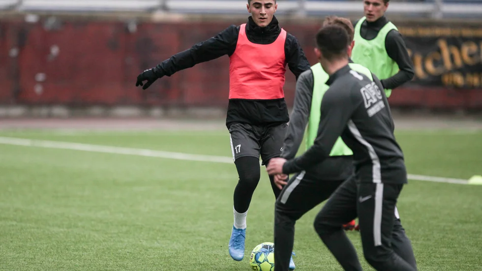 I mars var AFC-mittfältaren Ismet Lushaku på väg på provspel hos Premier League-laget Arsenal men på grund av coronaviruset sköts det upp till sensommaren.  